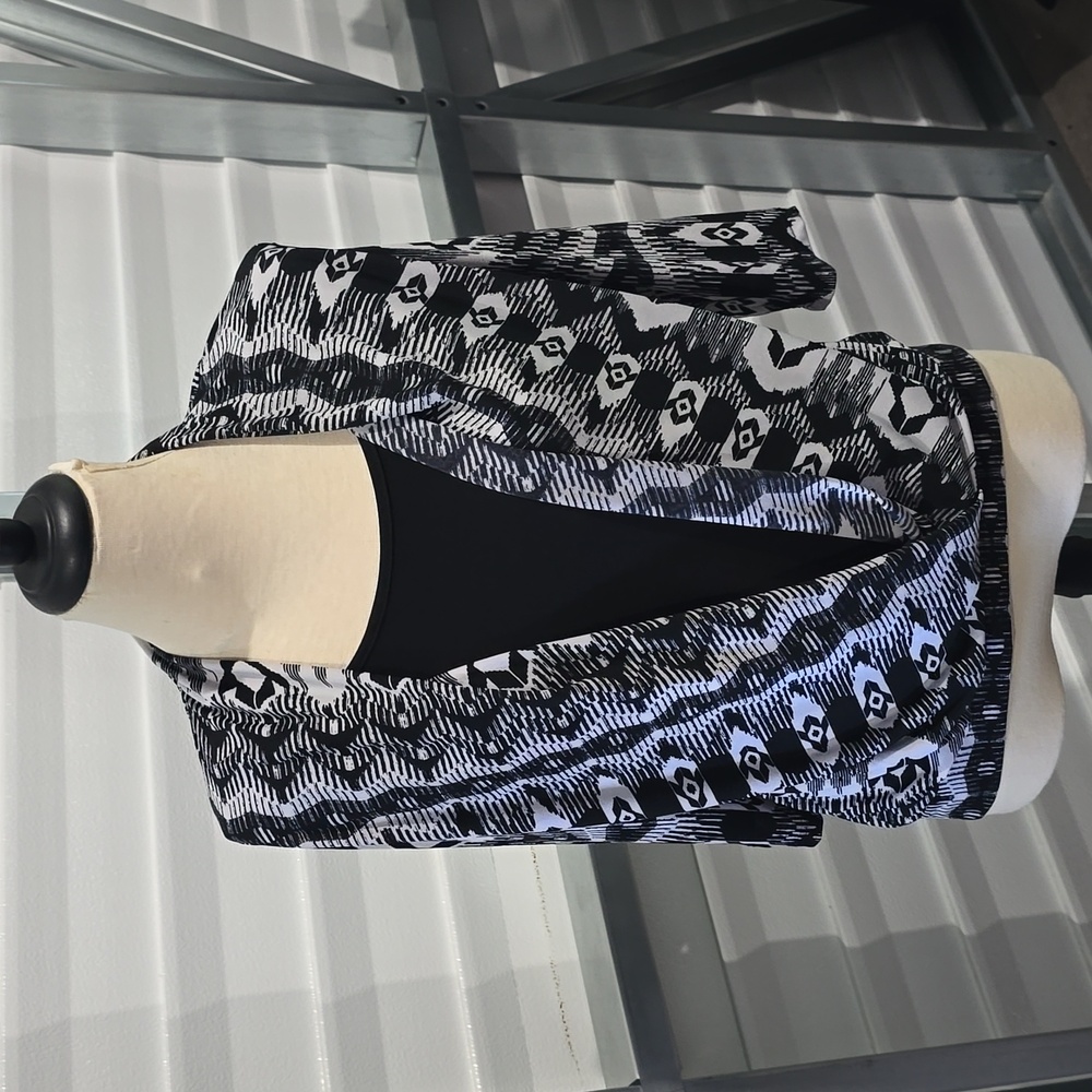Perception Blouse Black and White Size Medium‎